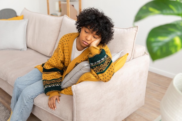 Afro-américaine triste fille réfléchie à la maison Jeune femme africaine se sent déprimée offensée solitaire contrariée souffre d'abus harcèlement chagrin Deuil victime de violence a un problème psychologique