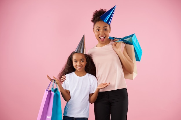 Afro American mère et fille en casquettes de vacances