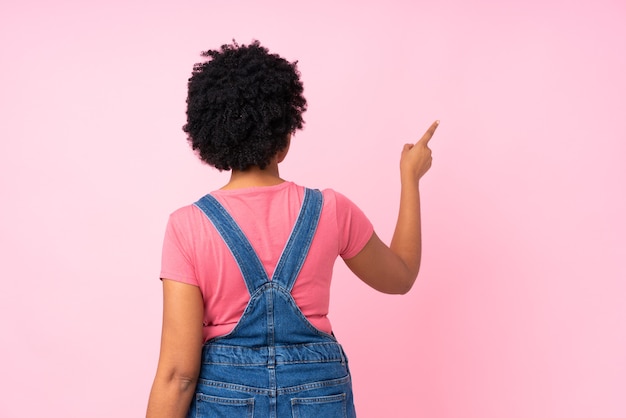 Afro American Woman doigt pointé isolé sur fond rose