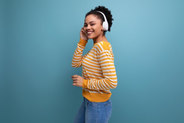 Afro brunette s jeune femme latine avec des écouteurs écoutant de la musique