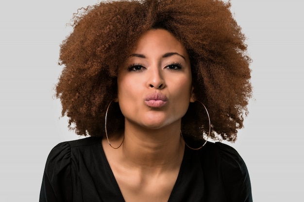 Photo afro femme donnant un baiser, visage agrandi