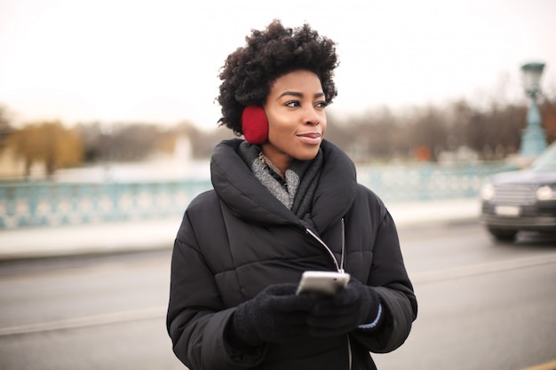 Afro femme en hiver dans la ville