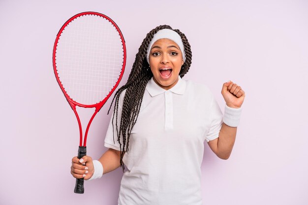 Afro femme noire avec concept de tennis de tresses