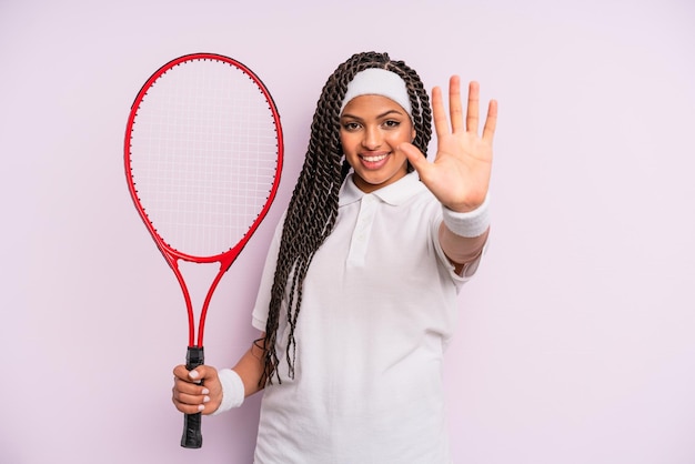 Afro femme noire avec concept de tennis de tresses