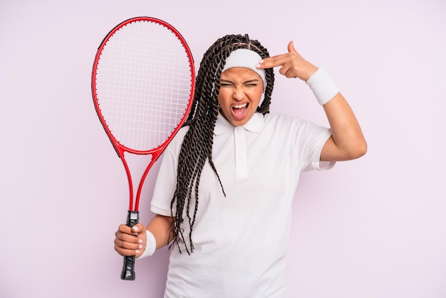 Afro femme noire avec concept de tennis de tresses