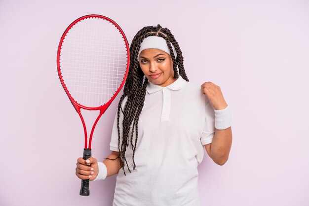 Afro femme noire avec concept de tennis de tresses