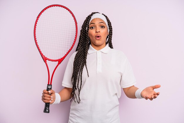 Afro femme noire avec concept de tennis de tresses