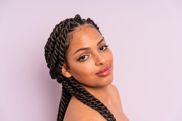 Afro femme noire avec des tresses bouchent le concept de beauté