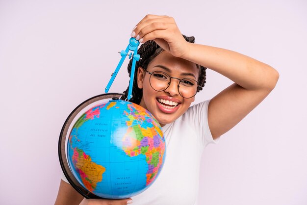 Afro femme noire avec des tresses avec le modèle de la planète terre