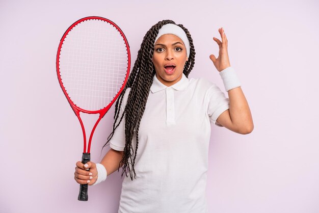 Afro femme noire avec des tresses. notion de tennis