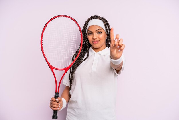 Afro femme noire avec des tresses. notion de tennis