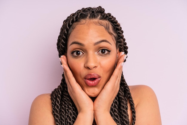 Afro femme noire avec des tresses se bouchent. notion de beauté