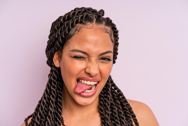 Afro femme noire avec des tresses se bouchent. notion de beauté