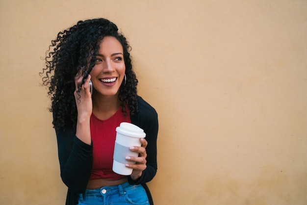 Afro femme parlant au téléphone