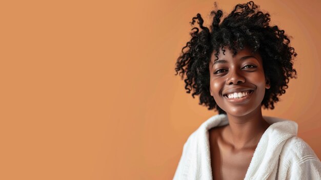 Afro femme en peignoir soin du corps féminin et pampering dans l'hôtel spa