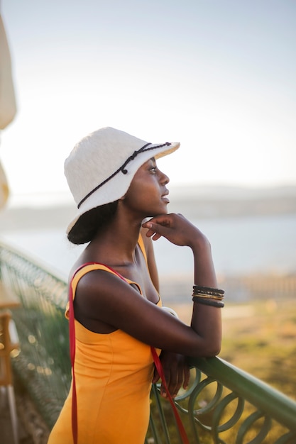 Afro femme profitant de la vue