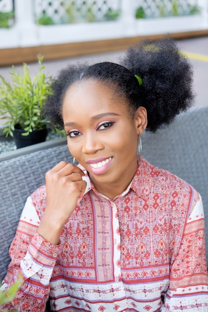 Afro girl noire portrait souriant