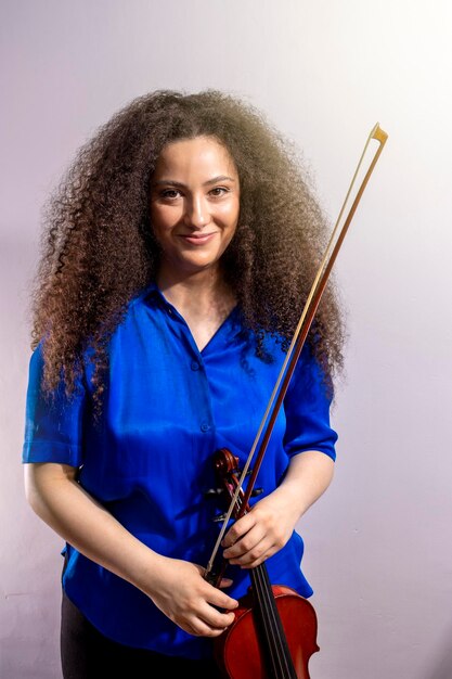 Afro girl violoniste sur fond blanc