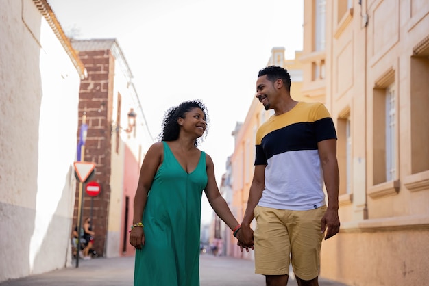 Afro Latino couple marchant dans la rue