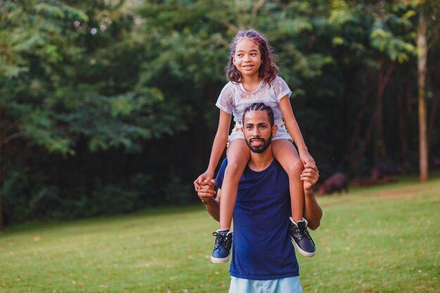 Afro père et fille dans le parc