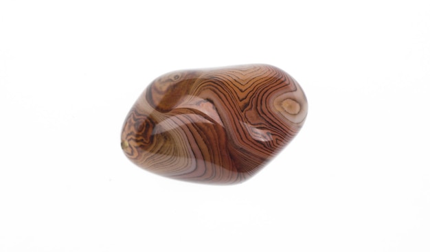 agate brune polie isolée sur fond blanc