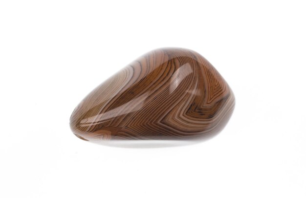 agate brune polie isolée sur fond blanc