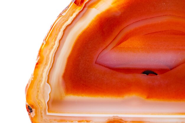 Agate orange minéral macro en cristaux sur fond blanc