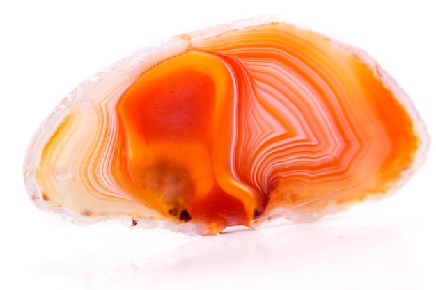 Agate orange minéral macro en cristaux sur fond blanc