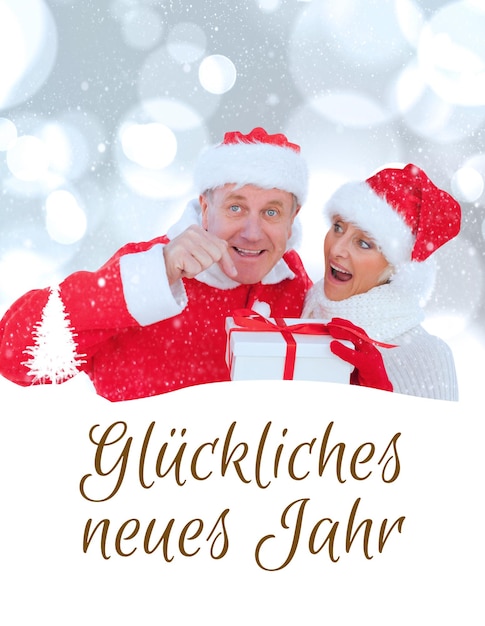 D'âge mûr de fête holding gift contre glÃ¼ckliches neues jahr