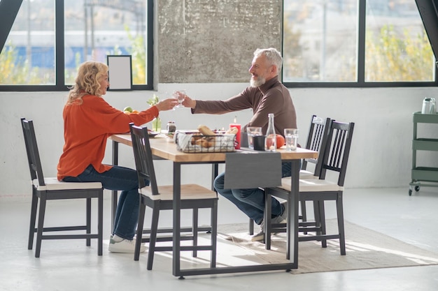 D'âge mûr en train de dîner et d'avoir l'air heureux