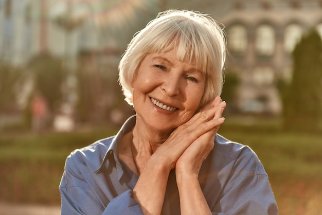 L'âge n'est qu'un numéro de portrait d'une femme âgée heureuse et belle regardant la caméra et souriante