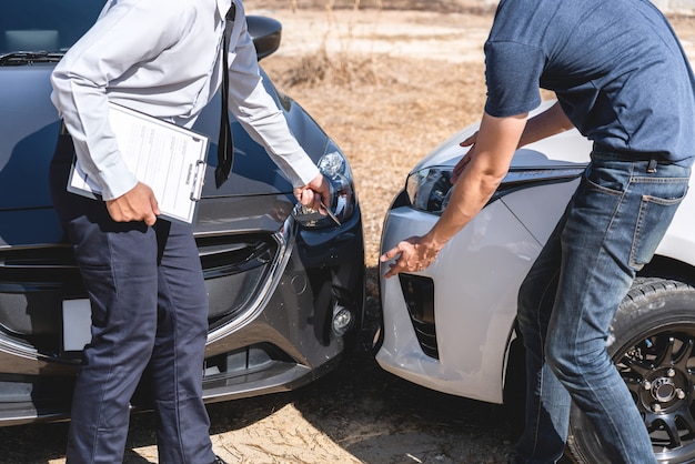 Agent d'assurance examinant un accident de voiture