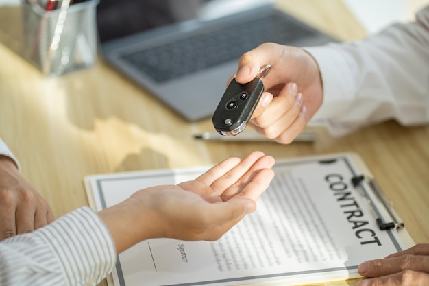 Agent d'assurance d'expert en sinistres inspectant une voiture endommagée xASales manager donnant des conseils sur le formulaire de demande en tenant compte de l'offre de prêt hypothécaire pour l'assurance automobile