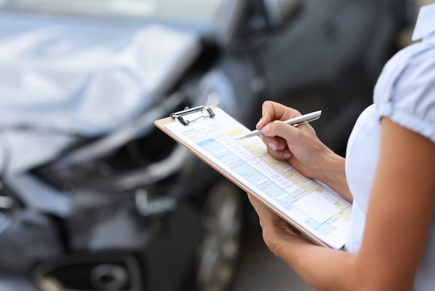 L'agent d'assurance inspecte le concept d'assurance automobile pour véhicule endommagé