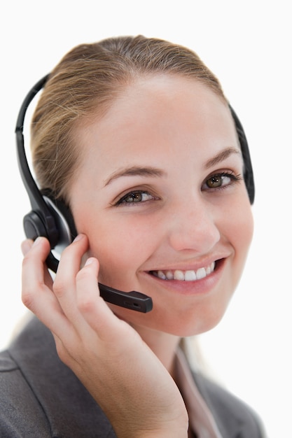 Agent de centre d'appel souriant heureux au travail
