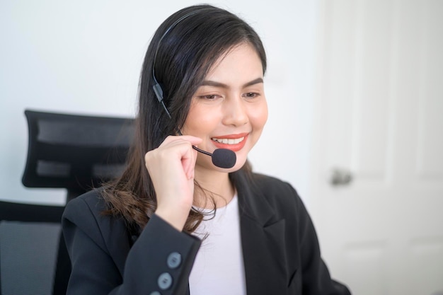 Agent de centre d'appels féminin avec casque consultant des clients client en ligne
