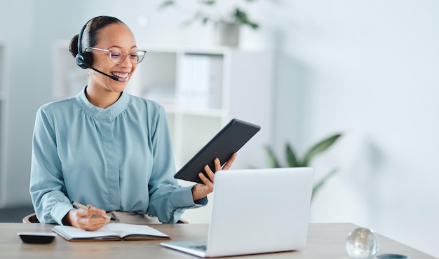 Agent de centre d'appels heureux et joyeux, appelant à parler et à vendre ou à vendre sur un ordinateur portable et une tablette Personnel d'assistance indépendant souriant, efficace et sympathique, multitâche pour aider le client