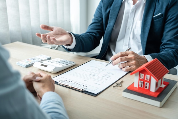 Agent de courtage immobilier consultant le client pour une prise de décision signe un formulaire d'assurance contrat modèle d'habitation offre de prêt hypothécaire pour et assurance habitation