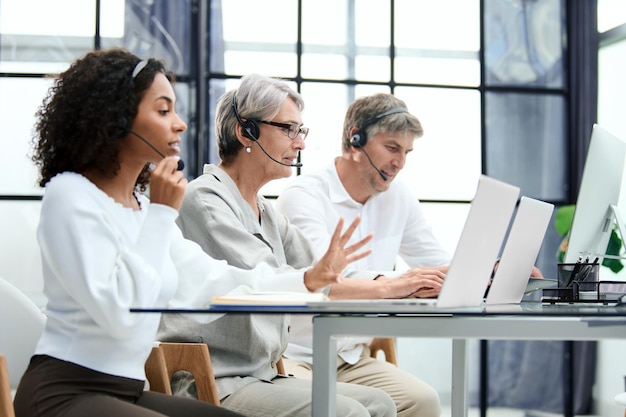 Agent du centre d'appels avec casque travaillant sur la hotline d'assistance