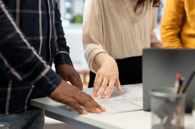 Un agent immobilier aidant ses clients avec des investissements potentiels dans l'immobilier