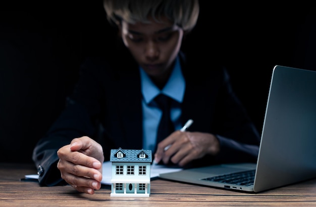 L'agent immobilier de la banque d'assurance prépare un document pour le financement d'un prêt hypothécaire à l'investissement du client qui protégera et couvrira à tout prix le concept de contrat de sécurité du logement de protection d'assurance
