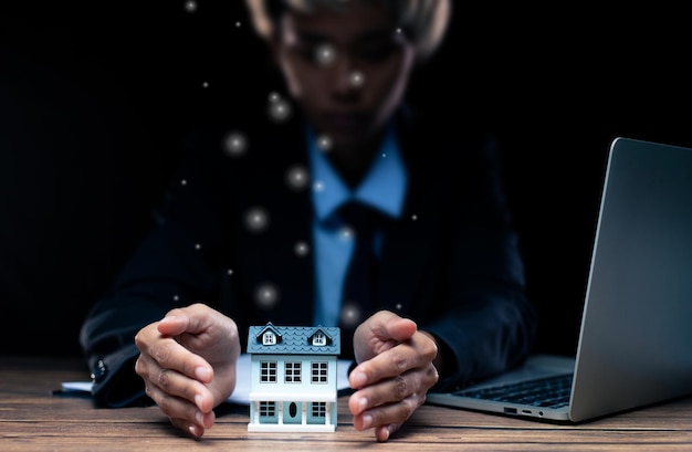 L'agent immobilier de la banque d'assurance prépare un document pour le financement d'un prêt hypothécaire à l'investissement du client qui protégera et couvrira à tout prix le concept de contrat de sécurité du logement de protection d'assurance