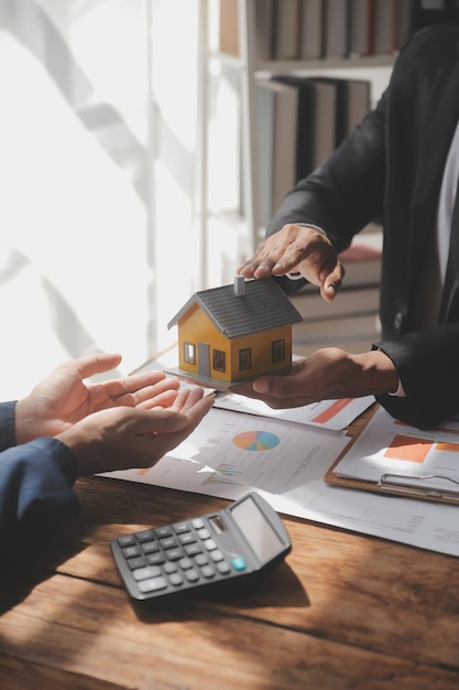 Agent immobilier et client signant un contrat pour acheter une assurance habitation ou un prêt immobilierlouer une maisonobtenir une assurance ou un prêt immobilier ou une propriété