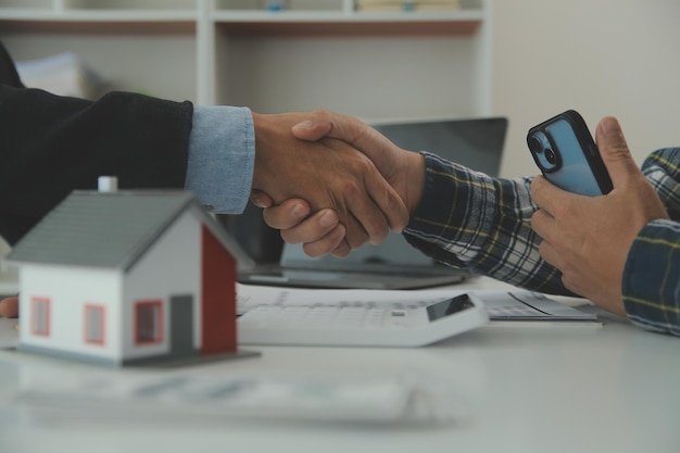 Agent immobilier et client signant un contrat pour acheter une assurance habitation ou un prêt immobilierlouer une maisonobtenir une assurance ou un prêt immobilier ou une propriété