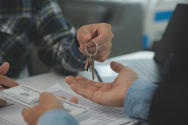 Agent immobilier et client signant un contrat pour acheter une assurance habitation ou un prêt immobilierlouer une maisonobtenir une assurance ou un prêt immobilier ou une propriété