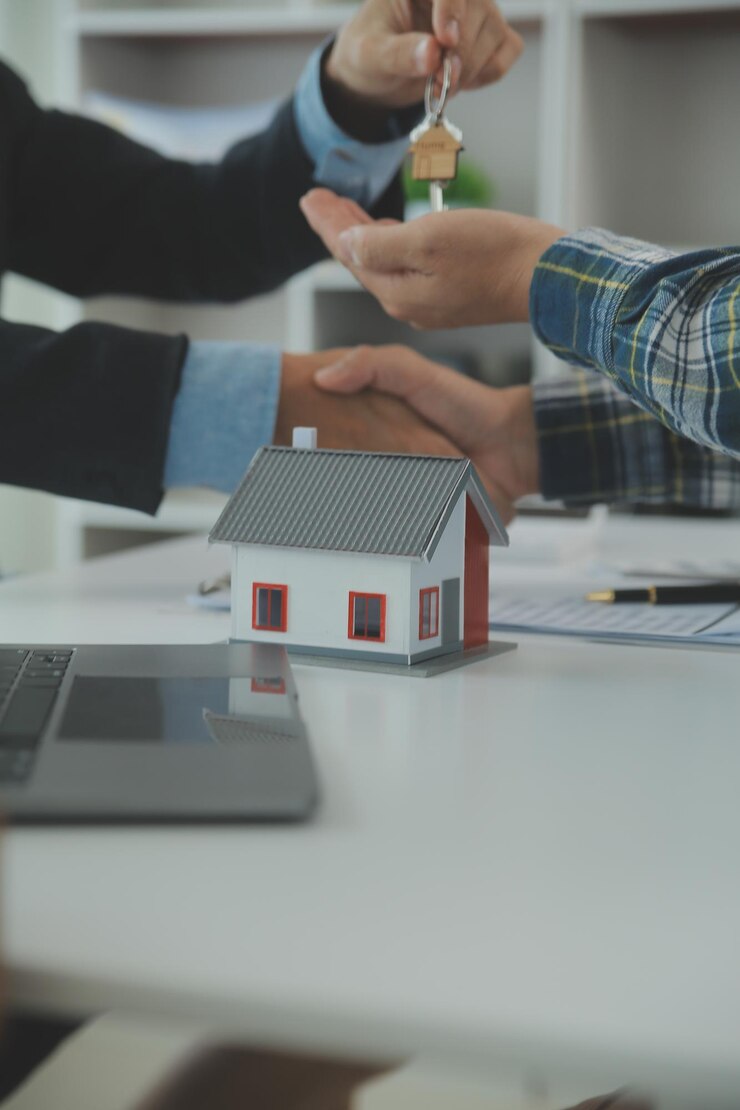 Agent immobilier et client signant un contrat pour acheter une assurance habitation ou un prêt immobilierlouer une maisonobtenir une assurance ou un prêt immobilier ou une propriété