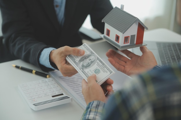 Agent immobilier et client signant un contrat pour acheter une assurance habitation ou un prêt immobilierlouer une maisonobtenir une assurance ou un prêt immobilier ou une propriété