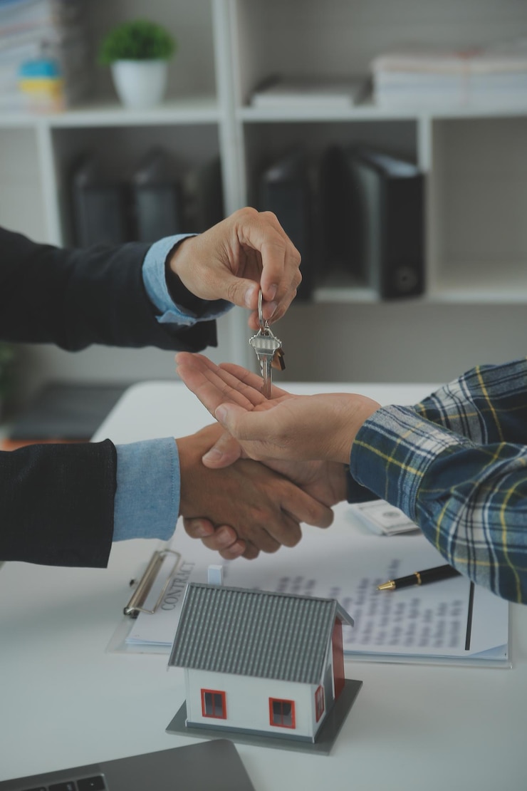 Photo l'agent immobilier et le client signent un contrat d'assurance immobilière ou de prêt immobilier.