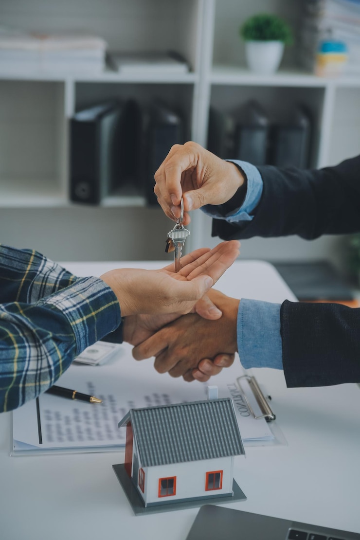 Photo l'agent immobilier et le client signent un contrat d'assurance immobilière ou de prêt immobilier.