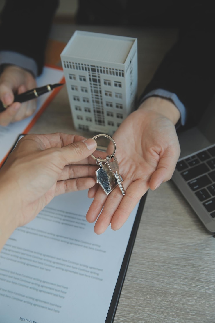 Photo l'agent immobilier et le client signent un contrat d'assurance immobilière ou de prêt immobilier.